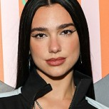 Dua Lipa fotografiada a la salida de un hotel en Nueva York con un estilo informal