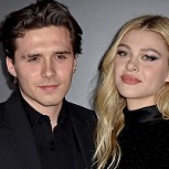 Nicola Peltz apuesta por unas botas muy altas y particulares en Paris Fashion Week