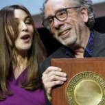 Monica Bellucci y Tim Burton son sorprendidos besándose en público y confirman rumores de romance
