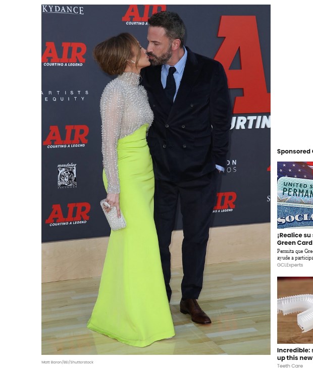 Ben Affleck y Jennifer Lopez parecieron "imitar" a Emily Ratajkowski y Harry Styles, y fueron fotografiados besándose / Captura hollywoodlife.com