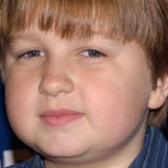 Angus T. Jones, el niño de “Two and a Half Men”, se cruzó con paparazzis mostrando un aspecto desmejorado