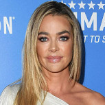 Denise Richards fue captada por paparazzis con un estilo muy relajado e informal en Los Ángeles