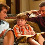 Angus T. Jones irreconocible: Estrella de “Two and a Half Men” es captado con la cabeza rapada