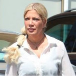 Tori Spelling en silla de ruedas a la salida de un hospital: El frágil estado de la actriz