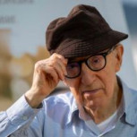 Woody Allen, luego de su polémico paso por Italia, fue descubierto en Barcelona con su hija de 24 años