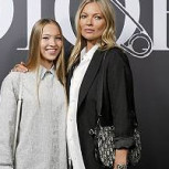 Lila Moss, hija de Kate, es fotografiada y sorprende por el gran parecido con su madre