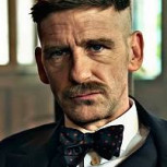 Actor de “Peaky Blinders” reaparece muy demacrado tras ser acusado por posesión de drogas