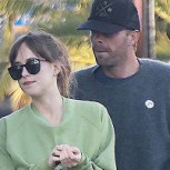 Dakota Johnson y Chris Martin muy relajados en la playa luego de fracaso de “Madame Web”