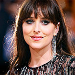 Dakota Johnson siempre sorprende: Actriz fue captada por paparazzis con esta original tenida veraniega