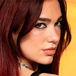 Dua Lipa festeja su cumpleaños con un vestido de seda roja: Look destacó en Ibiza
