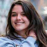 Suri Cruise es fotografiada por paparazzis y vuelve a ser comparada con su madre Katie Holmes