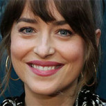 Dakota Johnson es captada por paparazzis y sorprende una vez más con su cuidado estilo