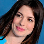 Anne Hathaway captada en inusual foto con su hijo en el Super Bowl pese a “resguardarlo” de la prensa