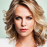 Charlize Theron muestra un estilo extremadamente simple que llamó la atención