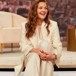 Drew Barrymore deja de lado el glamour de la TV para mostrarse en camiseta y pantalón de gimnasia