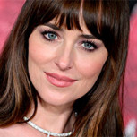 Dakota Johnson brilla en Cannes enfundada en minivestido negro que resalta su belleza