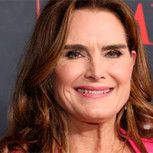 Brooke Shields, radiante a sus 60 años, disfruta sus vacaciones en la playa