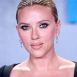 Scarlett Johansson besó a su compañero de “Jurassic Park” delante de su marido en premiere de la película