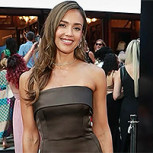 Jessica Alba es fotografiada en íntimo momento con Danny Ramirez y alimenta las especulaciones