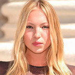 Lila Moss se relaja en la playa junto a su novio y vuelven a compararla con Kate, su madre: Así la vieron los paparazzis