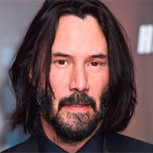 Tras negar rumores de casamiento con Alexandra Grant, Keanu Reeves reaparece solo y con curioso look