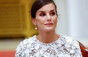 La Reina Letizia llama poderosamente la atención de los paparazzis con su look en China