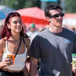Dua Lipa es captada por paparazzis junto a Callum Turner en romántica caminata con su mascota