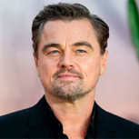 Leo DiCaprio sorprende al ser fotografiado dirigiéndose a fiesta privada junto a su padre de 82 años