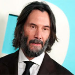 Keanu Reeves y su pareja disfrutan sonrientes la alfombra roja de su nueva película