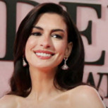 Anne Hathaway encanta con look para la premiere de “El Diablo Viste a la Moda 2″