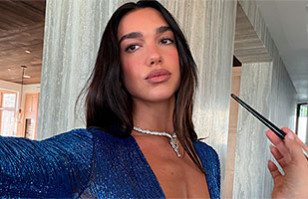 Dua Lipa posa con su hermana Rina disfrutando de una divertida salida familiar