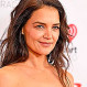 Katie Holmes muestra look juvenil en medio de rumores de cirugías estéticas