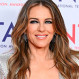 Elizabeth Hurley encanta con su look para apoyar a Joan Collins en premiere de su nueva película