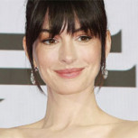 Anne Hathaway encanta al mostrar su embarazo y luego aparecer con un increíble vestido