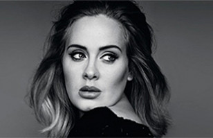 Adele, muy relajada en una isla italiana: Cantante es vista en p&uacute;blico despu&eacute;s de mucho tiempo