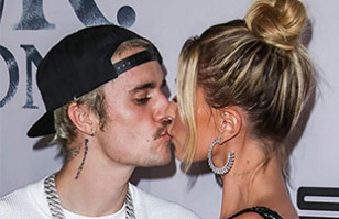 Hailey Bieber deslumbra con este minivestido rojo: Acompa&ntilde;&oacute; a Justin en show de la Copa del Mundo