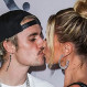 Hailey Bieber deslumbra con este minivestido rojo: Acompañó a Justin en show de la Copa del Mundo