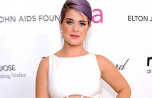 Kelly Osbourne impacta en traje de ba&ntilde;o mientras intenta "alejarse de la locura"