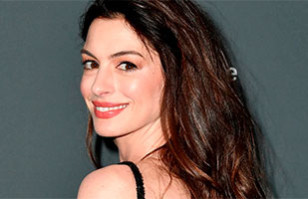 Anne Hathaway muestra su avanzado embarazo en la premiere de su nueva pel&iacute;cula