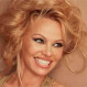 Pamela Anderson impacta con drástica transformación en el Festival de Cine de Venecia