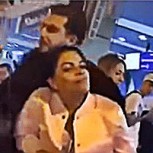 Mujer sorprendió a su esposo con su amante en aeropuerto y desató el peor de los escándalos