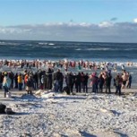 Malvinas: Isleños desafían al termómetro y disfrutan el invierno bañándose en el mar