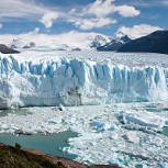 Sobrecogedor desprendimiento de glaciar patagónico dejó atónitos a un grupo de turistas