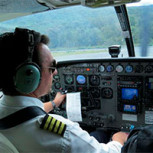 Piloto de aerolínea solicitó ayuda a torre de control ante presencias que calificó de extrañas