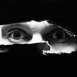 Personalidad Paranoide: La tendencia injustificada a sospechar de los demás