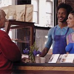 ¿Qué pasa si te sirve el café una mujer desnuda? Spot muestra las reacciones