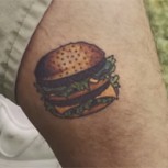 Fanáticos se tatúan su hamburguesa favorita