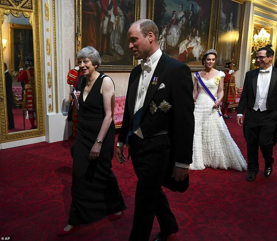 Las mejores fotos del lujoso banquete que ofreció la Reina 