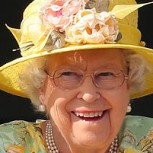 La sorprendente y poco protocolar costumbre que la Reina Isabel II suele realizar en público