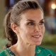La Reina Letizia cambió completamente su peinado y llamó la atención con un vestido de su color preferido